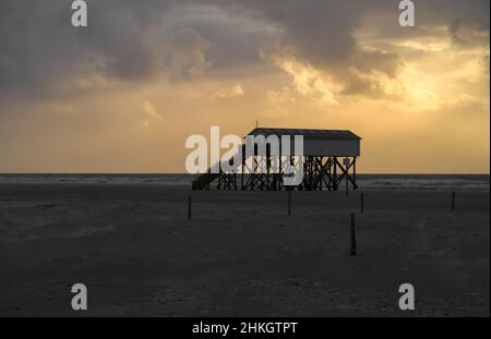 Maison de pilotis dans la mer des Wadden au coucher du soleil.St Peter Ording, Nord-See, Allemagne Banque D'Images