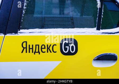 Le logo de l'application Yandex.Go (russe : Yandex.Go) sur la porte de voiture de cabine est une entreprise internationale qui exploite une entreprise d'agrégation de cabine dans Banque D'Images