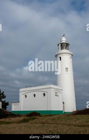 Hurst point Lighthouse est situé à Hurst point dans le comté anglais du Hampshire, et guide les navires à travers les approches occidentales du Solent Banque D'Images