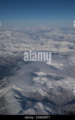 Vue sur les montagnes rocheuses enneigées du Canada entre l'Alberta et la Colombie-Britannique depuis le siège de fenêtre de l'avion lors d'hivers clairs vol de jour Banque D'Images