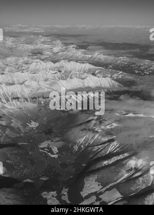 Vue sur les montagnes rocheuses enneigées du Canada entre l'Alberta et la Colombie-Britannique depuis le siège de fenêtre de l'avion lors d'hivers clairs vol de jour Banque D'Images