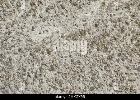 Cailloux naturels dans un sol en béton, texture de sol en pierre ronde antidérapante, image de concept pour un design durable ou écologique pour la décoration intérieure Banque D'Images