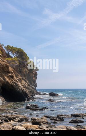 crique solitaire en roses sur la costa brava espagnole Banque D'Images