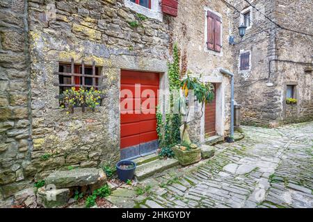 Une ancienne rue en pierre dans la ville de Groznjan sur Istrie en Croatie, en Europe. Banque D'Images