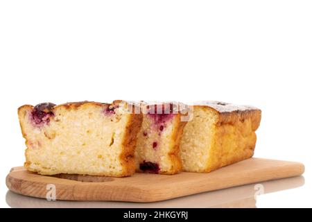 Plusieurs tranches de cocotte de fromage maison avec cerises sur un plateau en bois, macro, isolé sur fond blanc. Banque D'Images