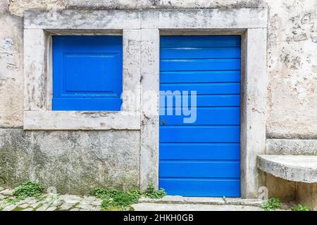 Porte d'entrée bleue d'une maison sur rue en pierre dans Istrie, Croatie, Europe. Banque D'Images