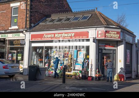 Les gens magasinent localement dans leur magasin de matériel indépendant, Acorn Hardware, à Jesmond, Newcastle upon Tyne, au Royaume-Uni Banque D'Images