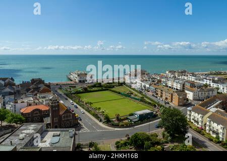 Vue panoramique sur la jetée de Bognor Regis, vue vers le sud par temps clair, avec un bowling, des bâtiments et la mer en arrière-plan. Banque D'Images