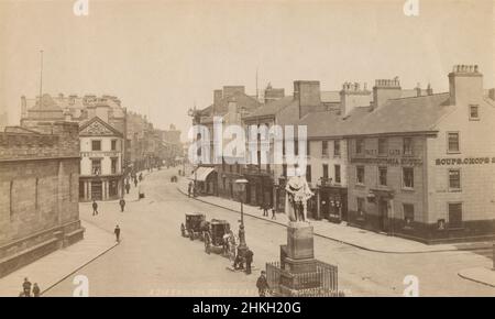 Photographie antique vers 1890 de la rue anglaise à Carlisle, en Angleterre.Côté de la Citadelle visible à gauche, avec statue en marbre du comte de Lonsdale à l'intersection.SOURCE: PHOTOGRAPHIE ORIGINALE D'ALBUMINE Banque D'Images