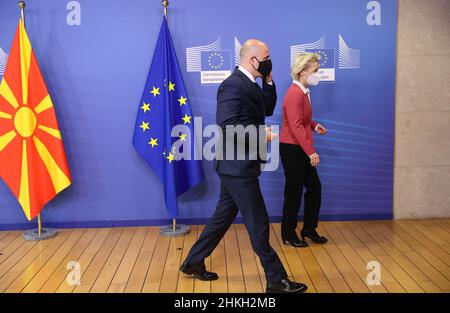 Bruxelles, Belgique.4th févr. 2022.Le président de la Commission européenne, Ursula von der LEYEN, à droite, reçoit le Premier ministre de la Macédoine du Nord, Dimitar KOVACHEVSKI, à gauche, au siège de la Commission européenne à Bruxelles, Belgique, le 4 février 2022.(Credit image: © Dursun Aydemir - Pool via ZUMA Press Wire) Credit: ZUMA Press, Inc./Alamy Live News Banque D'Images