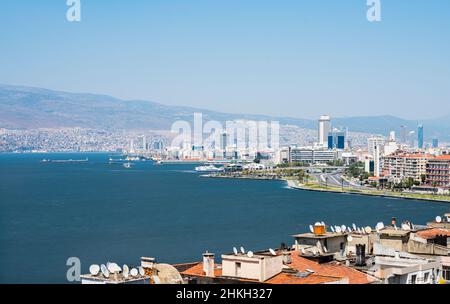 Vue sur la ville d'Izmir depuis le quartier de Konak.Izmir est la troisième plus grande ville de Turquie. Banque D'Images