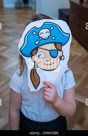 Jeune fille de 5 ans gcheeky avec un prop de pirate pour sa classe d'accueil à l'école Banque D'Images