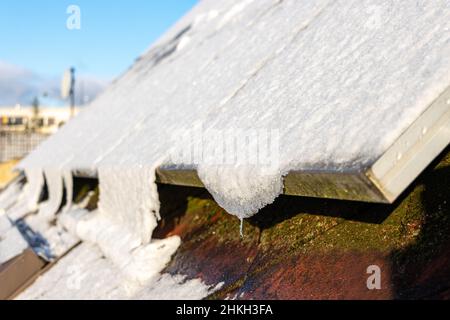 Panneaux solaires enneigés sur le toit d'une maison. Banque D'Images