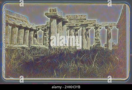 Inspiré par le premier temple de Hera à Paestum, basilique Pestum intérieur, Paestum, 1855 - 1885, papier, Imprimé albumine, hauteur 63 mm × largeur 105 mm, repensé par Artotop. L'art classique réinventé avec une touche moderne. Conception de lumière chaleureuse et gaie, de luminosité et de rayonnement de lumière. La photographie s'inspire du surréalisme et du futurisme, embrassant l'énergie dynamique de la technologie moderne, du mouvement, de la vitesse et révolutionne la culture Banque D'Images