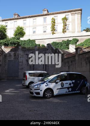 A CORUNA, ESPAGNE, le 2019 SEPTEMBRE : voitures sur la place du marché dans la ville européenne, dans le quartier de Galice ciel bleu clair dans la chaude journée ensoleillée d'été - vertical Banque D'Images