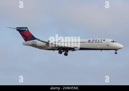 Boeing 717-231 de Delta Air Lines immatriculé N910AT approchant LAX, aéroport international de Los Angeles. Banque D'Images