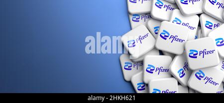 Logos de la société pharmaceutique Pfizer sur un tas sur une table.Copier l'espace.Format de bannière Web. Banque D'Images