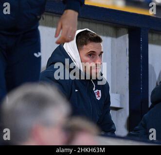 David Goodwillie, qui a été jugé dans une affaire civile pour avoir violé une femme et condamné à payer des dommages substantiels, est assis sur le stand pour regarder sa nouvelle équipe Raith Rovers jouer la Reine du Sud le mardi 05 février 2022.La décision de signer Goodwillie a provoqué un scandale généralisé et a conduit le club de Kirkcaldy à annuler sa signature deux jours plus tard.(c) Dave Johnston Banque D'Images