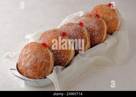 Beignets traditionnels à la confiture de framboise anglaise fourrés de sucre frits Banque D'Images