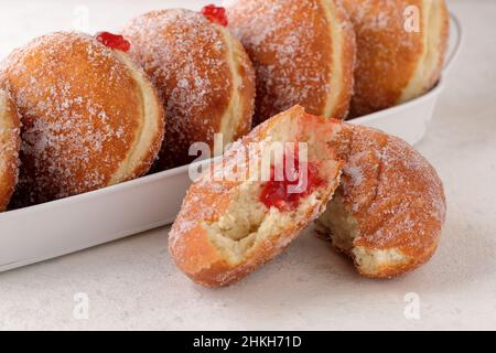 Beignets traditionnels à la confiture de framboise anglaise fourrés de sucre frits Banque D'Images