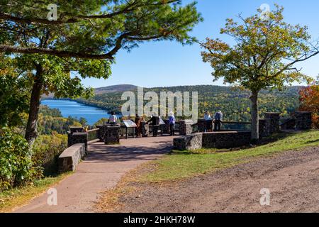 Copper Harbour, Michigan - 18 octobre 2021 : les touristes profitent de la vue depuis Brockway Mountain Lookout, au Michigan, à l'automne Banque D'Images