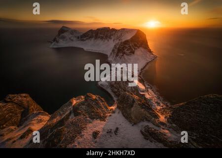 Crête de montagne de l'île de Vaeroy à l'hiver enneigé au coucher du soleil, Lofoten Banque D'Images