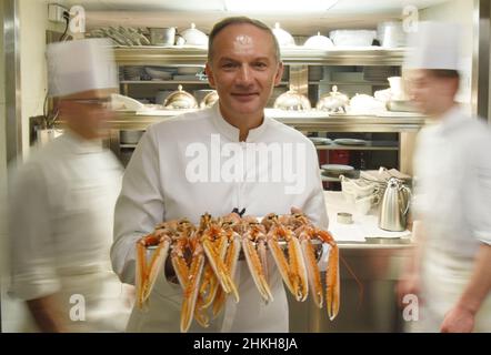 France.Paris (08).Hotel George V. Christian le Scer, chef du 'le V', le restaurant deux étoiles Michelin de l'hôtel, dans la cuisine. Banque D'Images