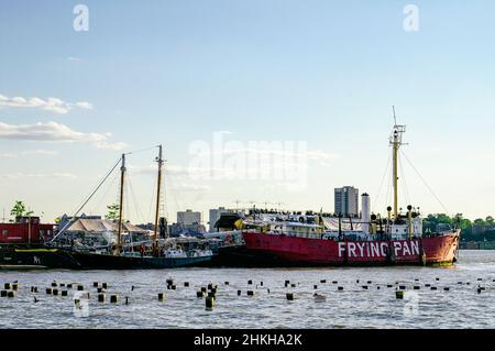 La poêle à frire à vaisseau lumineux est un navire historique ancré en permanence au Pier 66 Maritime dans le parc de la rivière Hudson.Le navire est ouvert au public Banque D'Images