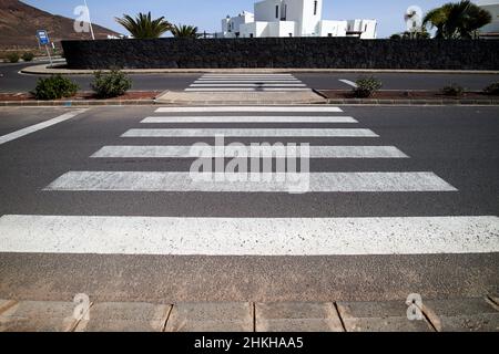 Passage piéton sur route vide à double chaussée à playa blanca Lanzarote Iles Canaries Espagne Banque D'Images