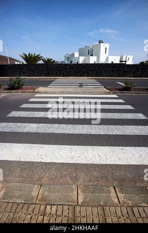 Passage piéton sur route vide à double chaussée à playa blanca Lanzarote Iles Canaries Espagne Banque D'Images