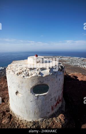 instituto geografico nacional marqueur au sommet du volcan rouge du montana roja éteint près de playa blanca Lanzarote Iles Canaries Espagne Banque D'Images