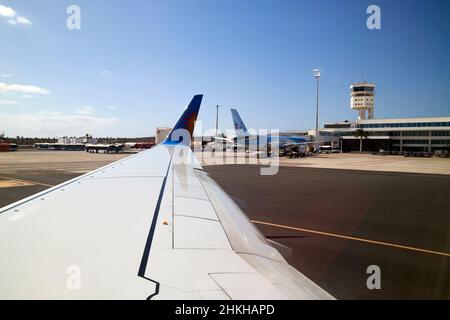 A bord d'un avion donnant sur la fenêtre de l'aéroport d'arrecife Lanzarote Iles Canaries Espagne Banque D'Images