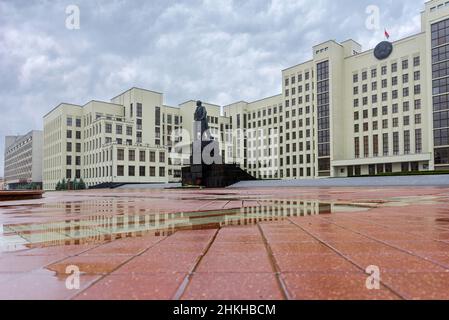 MINSK, BÉLARUS - novembre 08 2019, statue de Lénine, monument soviétique, par une journée nuageuse dans la ville de Minsk, Biélorussie Banque D'Images