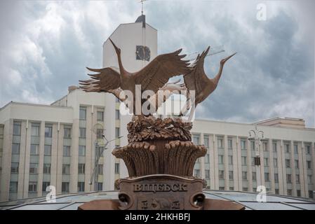 MINSK, BÉLARUS - novembre 08 2019, trois cigognes sculptures très près de la fontaine de la place de l'indépendance à Minsk, Biélorussie Banque D'Images