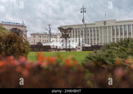 MINSK, BÉLARUS - novembre 08 2019, trois cigognes sculpture très près de la fontaine de la place de l'indépendance avec des bâtiments en arrière-plan à Minsk, Banque D'Images