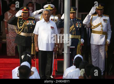 Colombo, Sri Lanka.04th févr. 2022.4 février 2022, colombo, ouest, Sri Lanka :Le président du Sri Lanka, Gotabaya Rajapaksa, le commandant de l'armée, Shavendra Silva, le chef de la marine, Nishantha Ulugetenne, le chef de la Force aérienne, Sudarshana Pathirana, et le chef de la police, Chandana D. Wickramaratne, se présentent à l'hymne national pour les célébrations de la Journée de l'indépendance du Sri Lanka en 74th, le 4 février 2022, sur la place de Colombo.(Credit image: © Pradeep Dambarage/ZUMA Press Wire) Credit: ZUMA Press, Inc./Alay Live News Banque D'Images