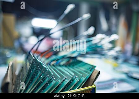 Jeu de puces sur carte de microcircuit pour écrans TFT contemporains dans une boîte en carton en usine d'assemblage de l'atelier de très près Banque D'Images