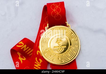 25 janvier 2022, Beijing, Chine.Médaille d'or des XXIV Jeux Olympiques d'hiver dans la neige. Banque D'Images