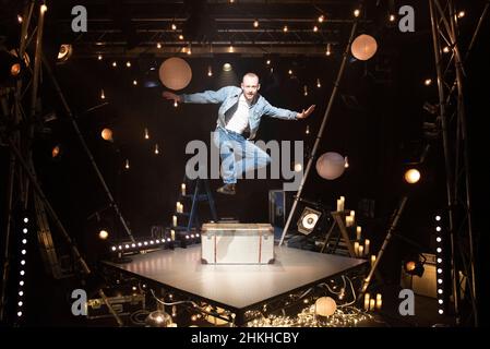 Londres, Royaume-Uni.4th févr. 2022.Photocall à New Wimbledon Threarere pour le spectacle One man 'The Night Larry Kramer m'a embrassé' de David Drake, avec l'acteur John Bell, qui se déroule entre le 3rd et le 26th février 2022.Crédit : claire doherty/Alamy Live News Banque D'Images