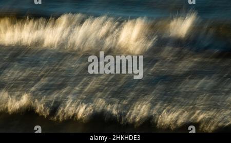 Les vagues du lac Ontario s'écrasant dans les vagues de surf du front de mer de plage avec des caps blancs bleu de l'eau sur le mouvement de jour ensoleillé causé par une exposition longue durée horizontale Banque D'Images