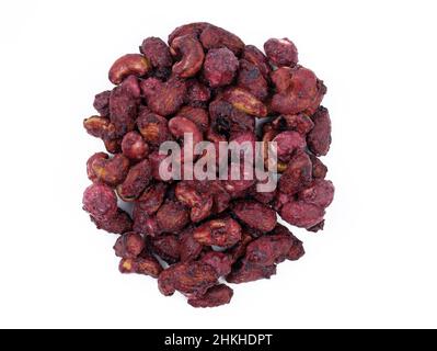 Noix dans le jus de cassis sur fond blanc.Amandes et noix de cajou en glaçage aux fruits et au sucre.Délicieux noix de différentes variétés de couleur pourpre.Réparer Banque D'Images