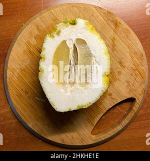 L'agrumes frais bio ou bergamote. Vue de dessus. Bergamote avec coupe en moitié sur table en bois dans la cuisine Banque D'Images