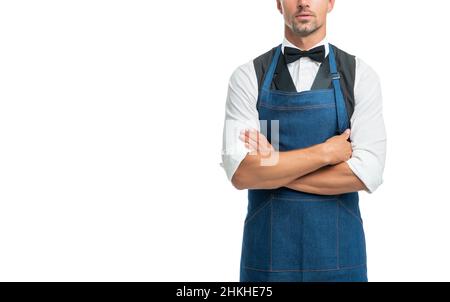 Homme plein de confiance vue de récolte dans l'arc et le tablier barman en gardant les bras croisés isolés sur blanc, espace de copie Banque D'Images