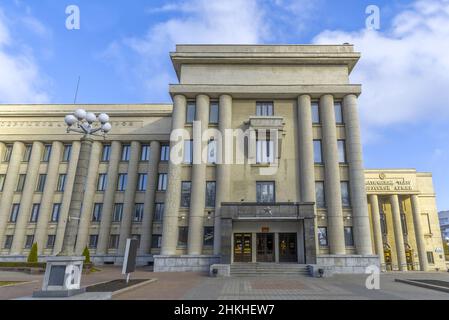 MINSK, BÉLARUS - 08 novembre 2019 Chambre des officiers avec ciel bleu ciel nuageux à Minsk, Bélarus Banque D'Images