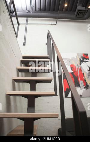 Photo verticale d'un escalier moderne à l'intérieur d'un appartement Banque D'Images