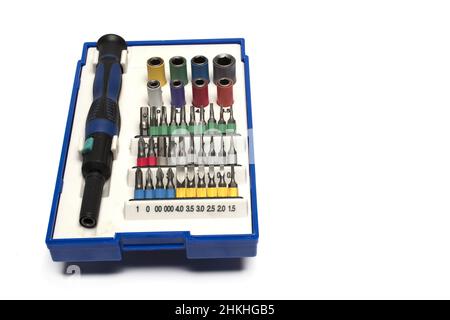 Gros plan d'une boîte en plastique avec divers raccords à vis, embouts et écrous hexagonaux pour les travaux de mécanique de précision sur fond blanc Banque D'Images