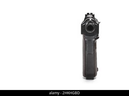 Gros plan du pistolet semi-automatique noir avec canon pointant vers le spectateur sur fond blanc concept menace avec des armes à feu et le vol Banque D'Images