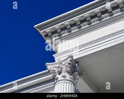 Détail architectural d'une maison dans le quartier historique de Charleston, en Caroline du Sud, une destination de luxe lente dans le sud des États-Unis. Banque D'Images