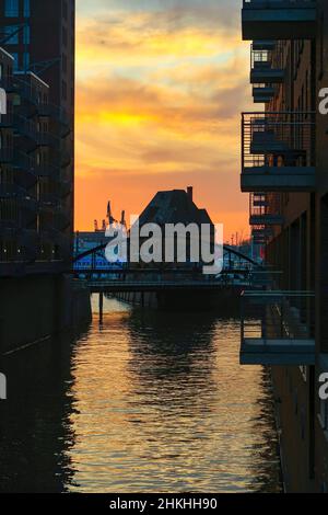 Poste de police historique sur le Kehrwiederspitze dans le port de Hambourg au coucher du soleil Banque D'Images