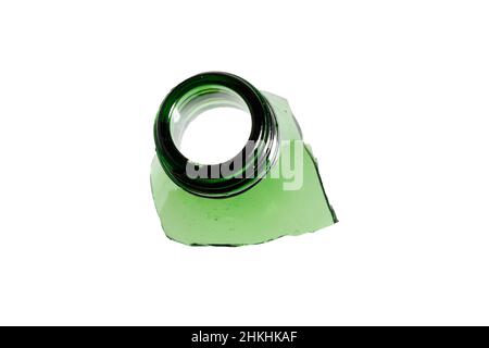 un éclat de verre vert.Col de bouteille cassé isolé sur fond blanc.Photo de haute qualité Banque D'Images